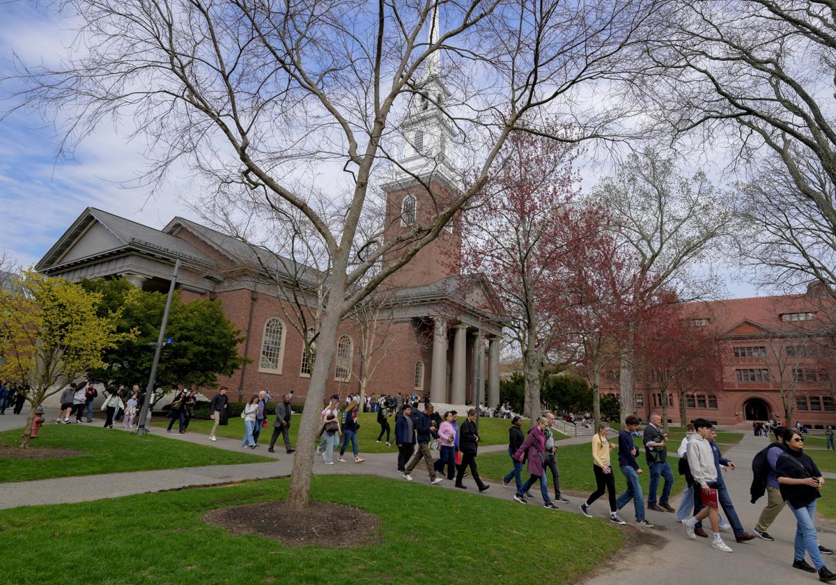 Harvard demanda al gobierno de Trump por revocarle el derecho a matricular a estudiantes extranjeros