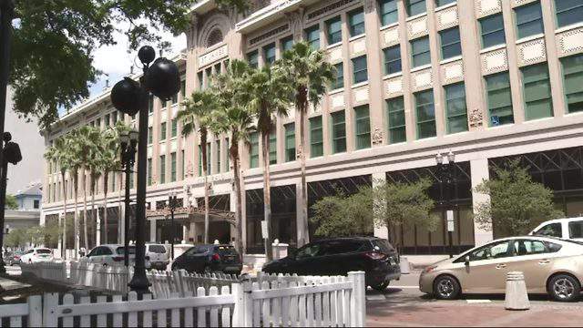 TRIUNFO PARA LOS INMIGRANTES INDOCUMENTADOS EN JACKSONVILLE «LA ORDENANZA 11-7 FUE APROBADA CON TANTAS ENMIENDAS QUE CASI QUEDÓ SIN EFECTO MAYOR PARTE DE SU INTENCIÓN INICIAL. TRIUNFO PARA LOS INMIGRANTES INDOCUMENTADOS EN JACKSONVILLE «LA ORDENANZA 11-7 FUE APROBADA CON TANTAS ENMIENDAS QUE CASI QUEDÓ SIN EFECTO MAYOR PARTE DE SU INTENCIÓN INICIAL.