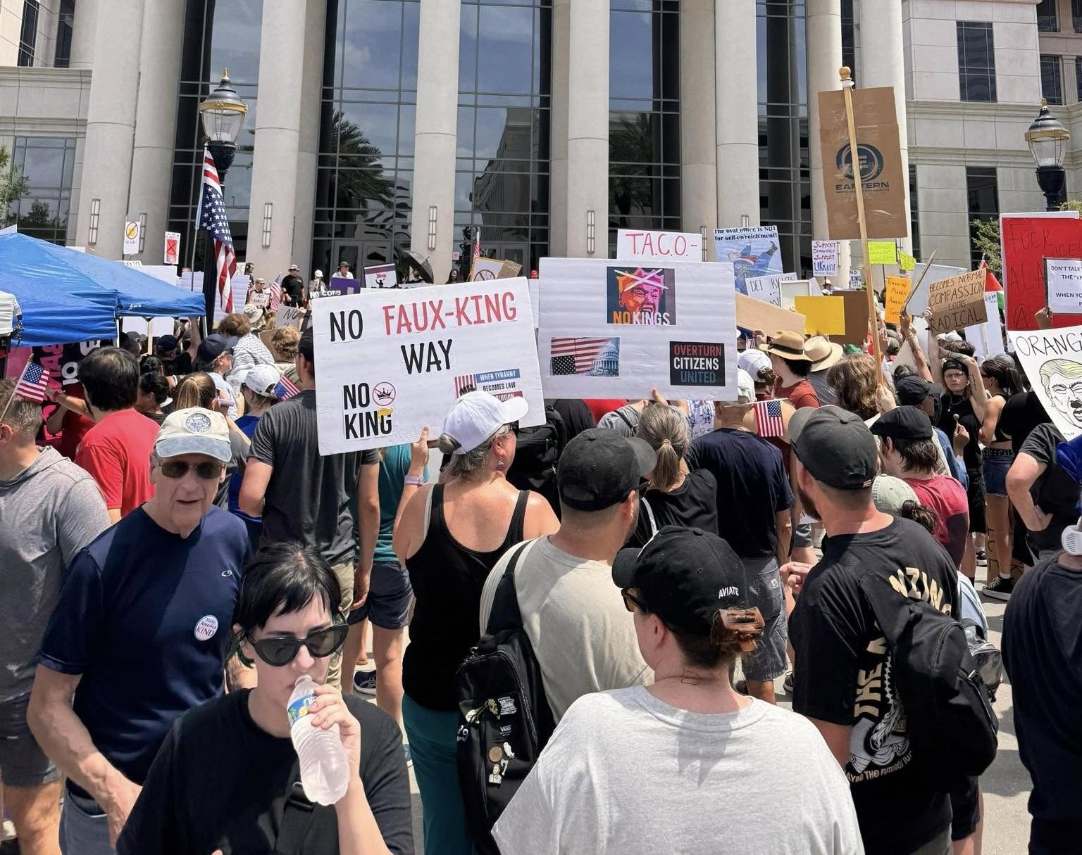 «No Kings» Decenas de miles de manifestantes salieron a las calles en distintas ciudades de EEUU para rechazar las políticas autoritarias del presidente Donald Trump «No Kings» Decenas de miles de manifestantes salieron a las calles en distintas ciudades de EEUU para rechazar las políticas autoritarias del presidente Donald Trump