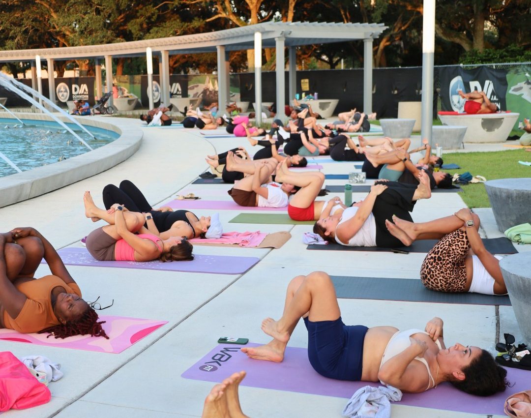 El primer jueves de cada mes disfrute de una clases de Yoga gratis en la Fuente de la Amistad