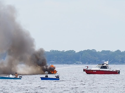 Un padre y su hijo de 8 años rescatan a una familia luego de incendiarse un velero en el río St. Johns Un padre y su hijo de 8 años rescatan a una familia luego de incendiarse un velero en el río St. Johns