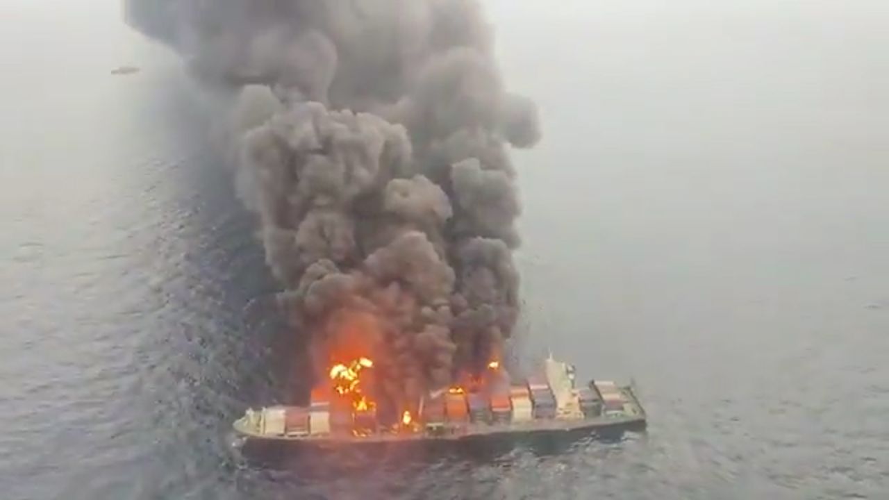 Un barco de carga se incendia en el puerto de Baltimore