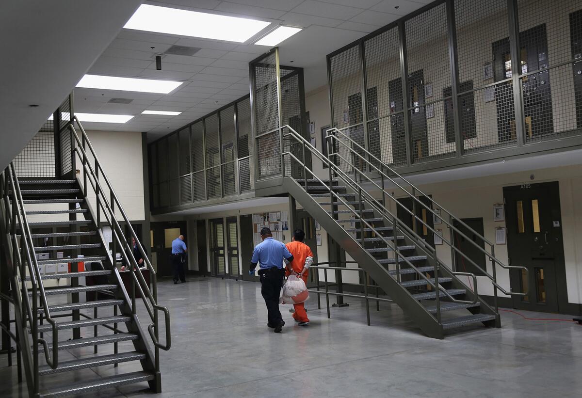 La secretaria de Seguridad Nacional anuncia nueva instalación de detención de inmigrantes en Indiana “Speedway Slammer”