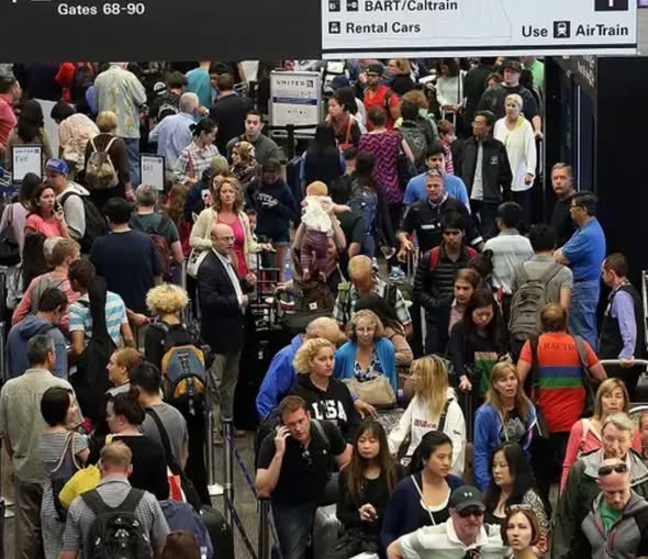 El presidente Donald Trump amenazó con usar a los agentes del Servicio de Inmigración y Control de Aduanas en los aeropuertos ante la falta de pago a los agentes de seg