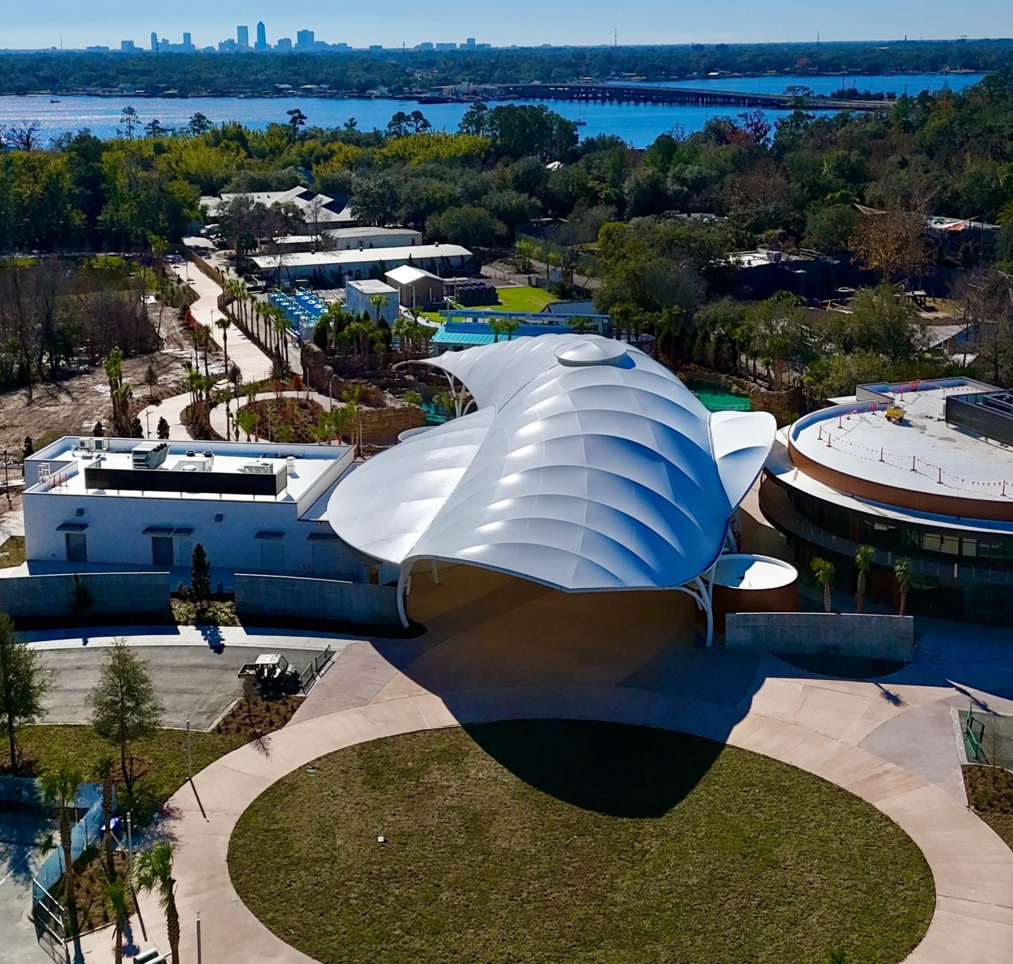 El Zoológico de Jacksonville inaugura este viernes el J. Wayne y Delores Barr Weaver Hábitat del río Manatí y la entrada VyStar SkyScape El Zoológico de Jacksonville inaugura este viernes el J. Wayne y Delores Barr Weaver Hábitat del río Manatí y la entrada VyStar SkyScape