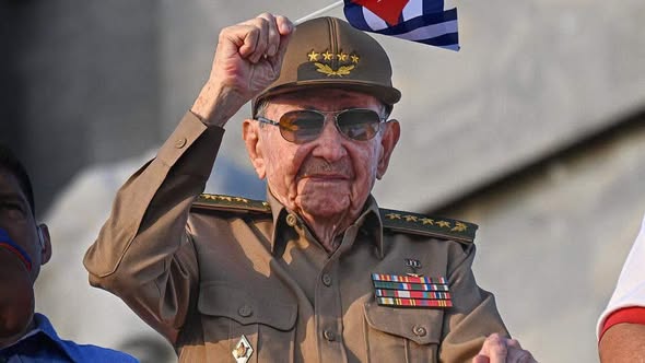 RAÚL CASTRO ENVÍA MENSAJE MILITAR EN ANIVERSARIO DEL EJÉRCITO ORIENTAL EN CUBA