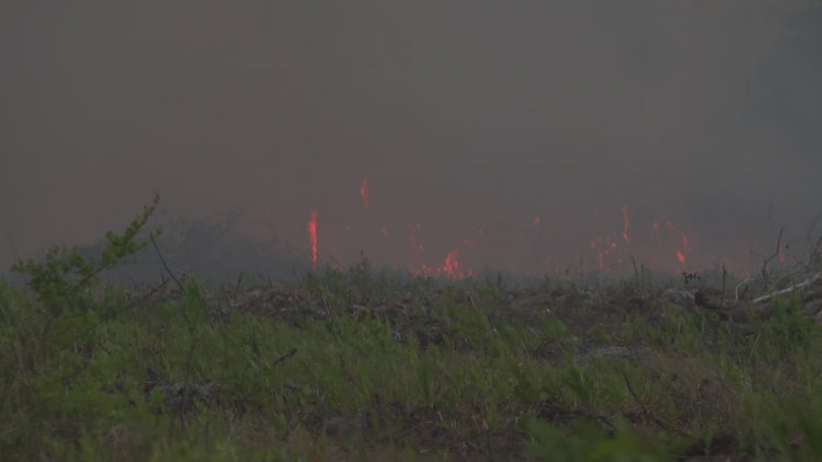 Actualizaciones en vivo | Los bomberos continúan luchando contra el incendio ferroviario mientras los residentes sienten los efectos del humo