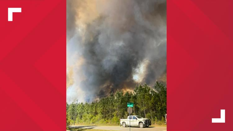 Se reportan cierres de carreteras después de un incendio forestal de 60 acres en Hilliard: NCSO