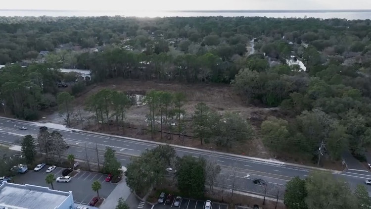 ‘No lo queremos’: los vecinos de Fruit Cove se reúnen para oponerse a la gasolinera del Daily