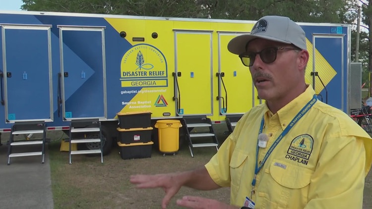 Los voluntarios apoyan a los bomberos que luchan contra el incendio forestal de la autopista 82: ‘Están poniendo sus vidas en riesgo’