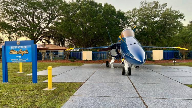 Blue Angels F/A-18 regresa a la puerta principal de NAS Jacksonville después de más de dos meses de remodelación