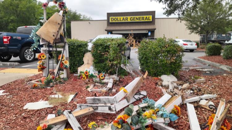 Dañado monumento a las víctimas del tiroteo en Jacksonville Dollar General