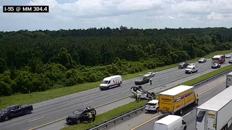 Un auto se vuelca en la I-95 en el condado de St. Johns y dos personas son trasladadas al hospital