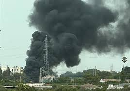 INCENDIO PROVOCA GRAN NUBE DE HUMO NEGRO EN DURKEEVILLE Y GENERA ALARMA ENTRE RESIDENTES