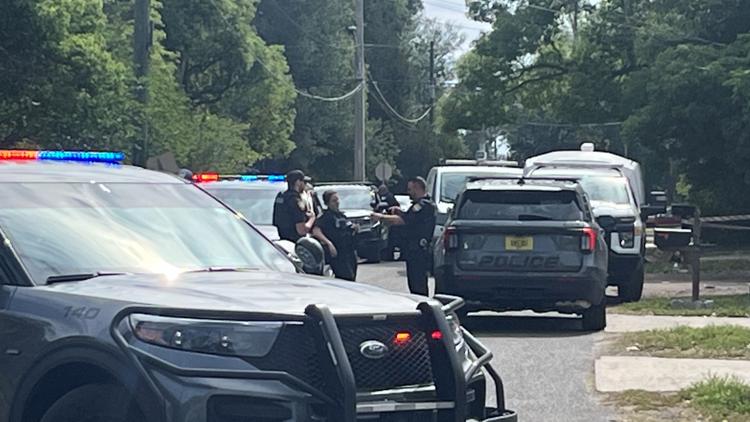 Tiroteo en Westside deja un muerto y otro hospitalizado; persona de interés asesinada por agentes