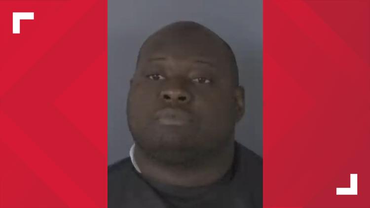 Maestro y entrenador arrestado en el condado de Clay; acusado de enviar mensajes explícitos a menores