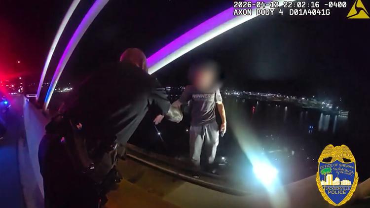 ‘Te tenemos’ | El video muestra a un oficial de JSO hablando con un hombre que salta del puente Dames Point