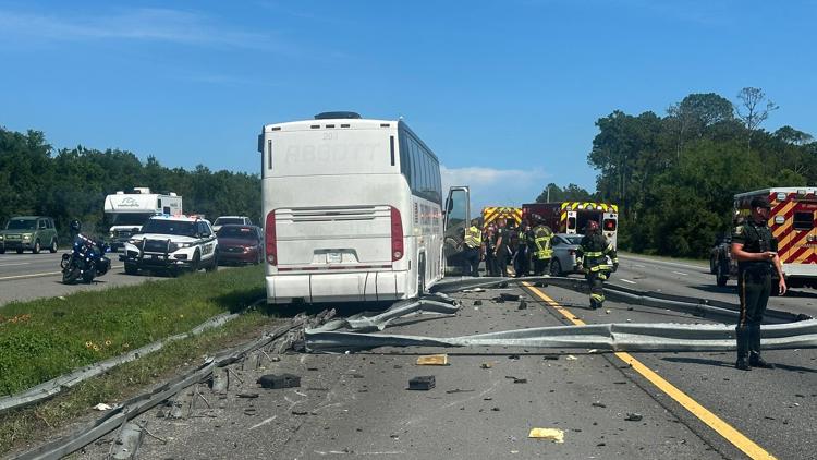 DRAMA EN LA I-95: EXPLOSIÓN DE LLANTA PROVOCA APARATOSO ACCIDENTE DE AUTOBÚS CHÁRTER EN ST. JOHNS COUNTY