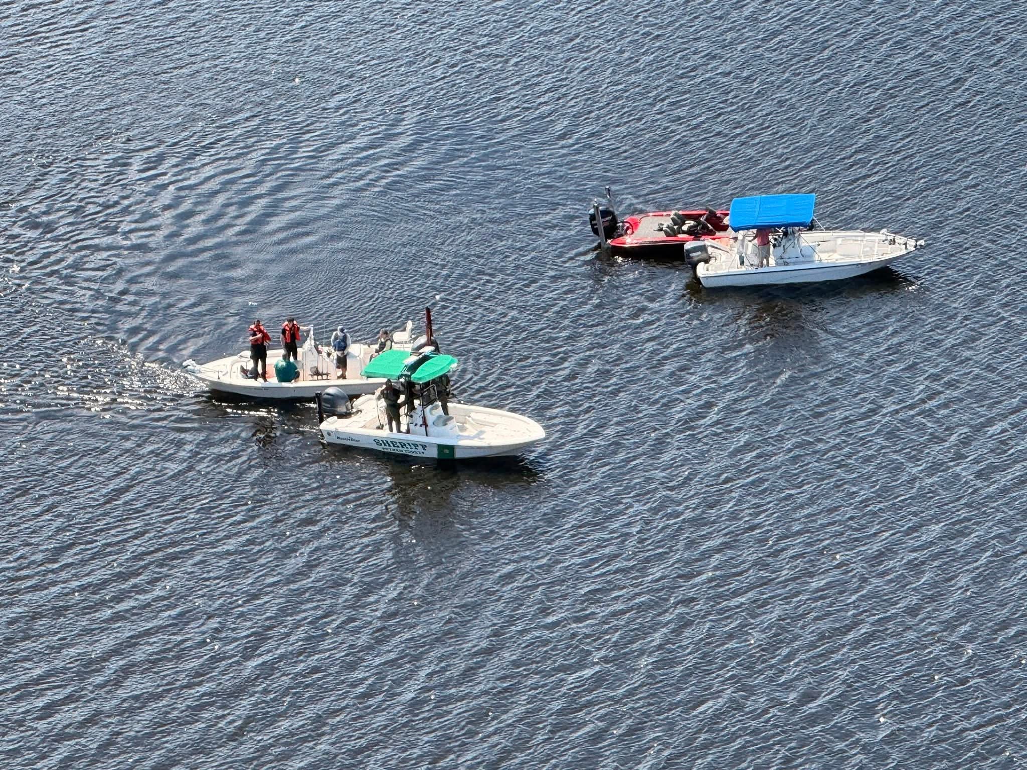  ÚLTIMA HORA: SE VOLTEA PONTÓN EN EL RÍO ST. JOHNS Y RESCATAN A TRES PERSONAS EN SATSUMA