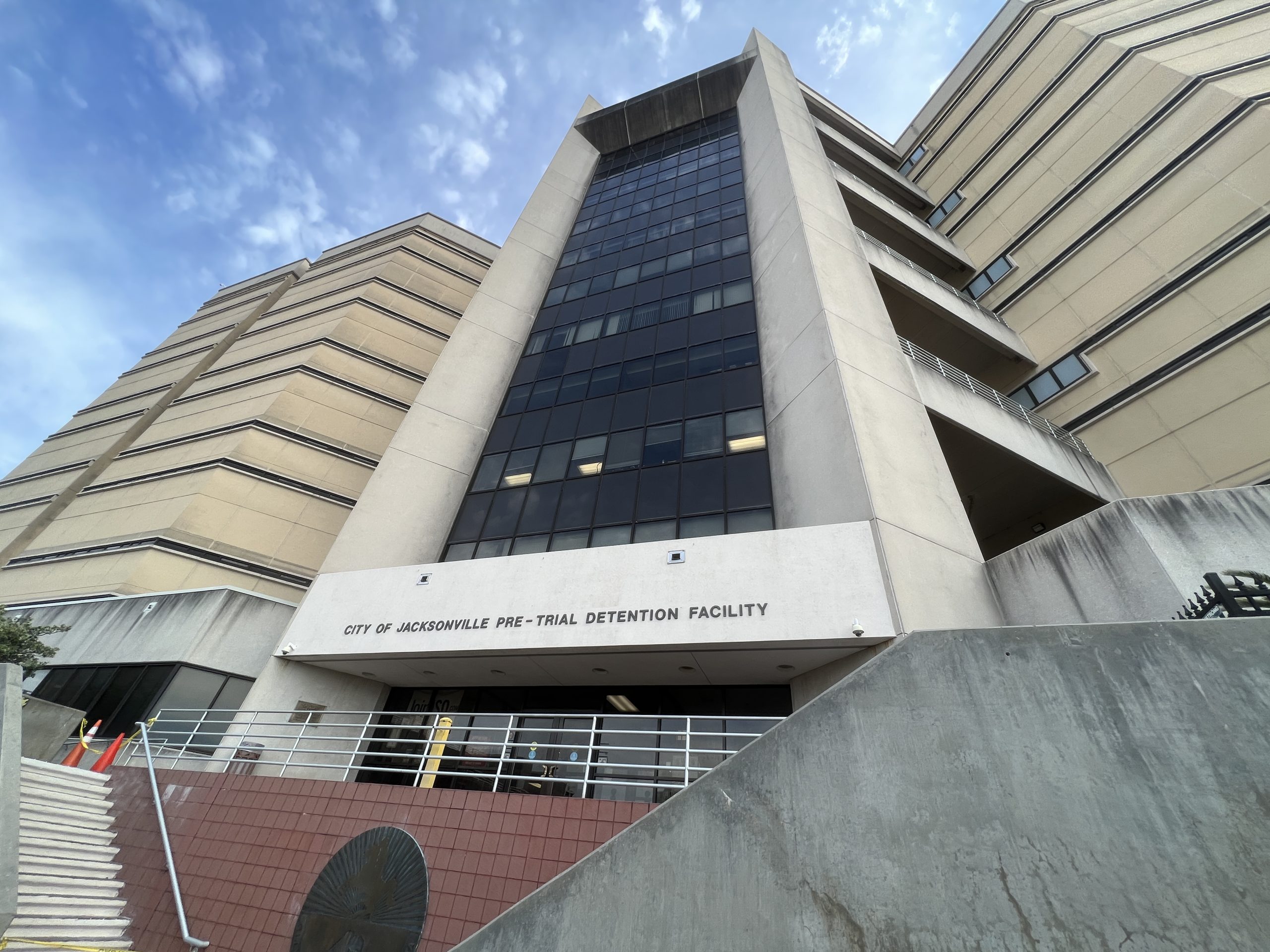 INVESTIGAN MUERTE DE RECLUSO DENTRO DE LAS INSTALACIONES DE LA CÁRCEL DE JACKSONVILLE