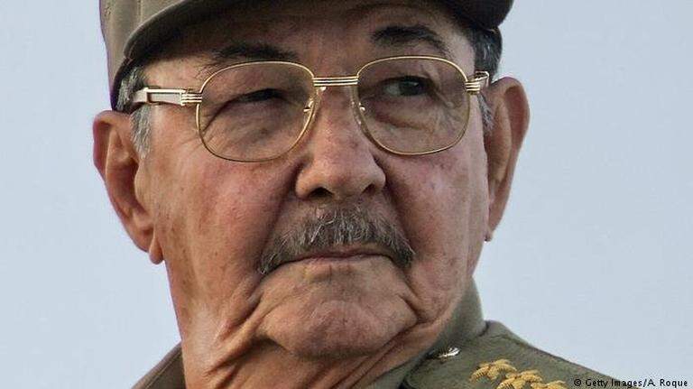 Raúl Castro reaparece marchando frente a la embajada de EEUU y esto fue lo que notaron los cubanos
