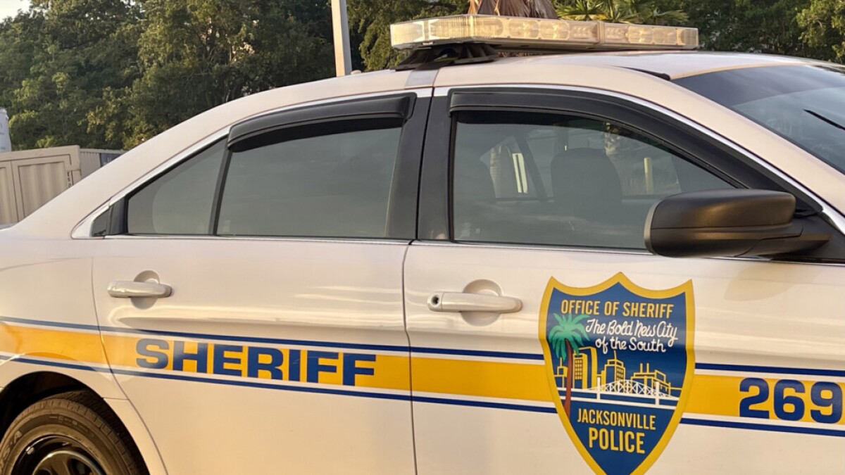 “SUPER SPEEDER MOM” ARRESTADA EN JACKSONVILLE TRAS MANEJAR A 120 MPH CON SU HIJO EN EL AUTO