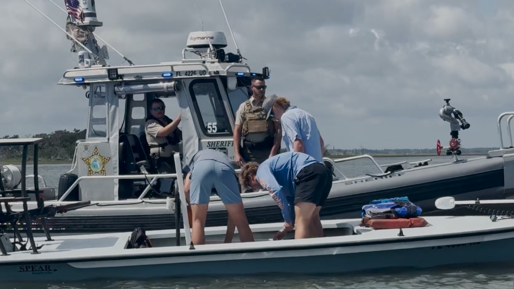Nuevas lanchas patrulleras del condado de Nassau ayudan a rescatar a dos personas del barco que se hunde