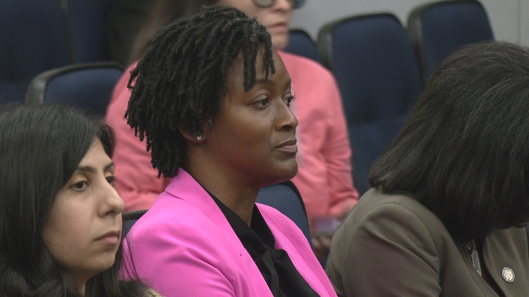 ‘No me arrepiento en absoluto’: la representante de Jacksonville Angie Nixon fue formalmente reprendida por el comité de la Cámara de Representantes de Florida