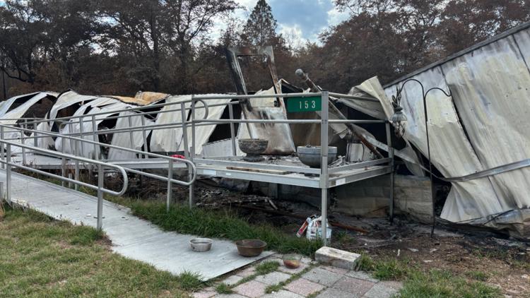 ‘Lo perdimos todo’: el hombre de Atkinson salva a su padre dependiente de oxígeno de un incendio forestal y regresa a su casa en ruinas