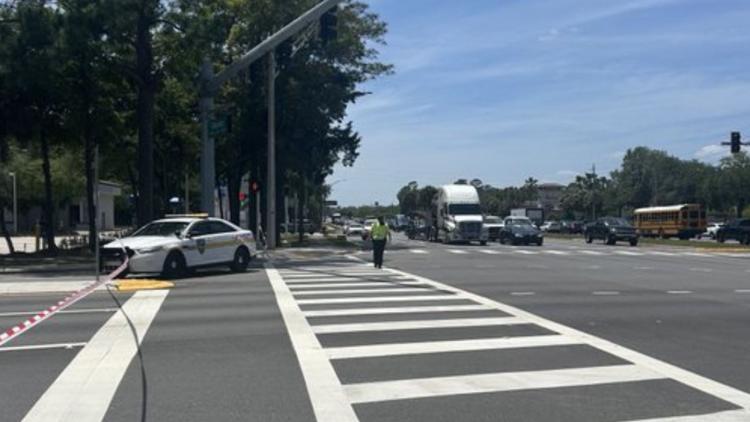 Hombre armado baleado por policía tras atrincherarse detrás de Walmart San Pablo: JSO