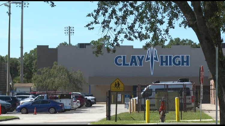 La presencia policial aumentó en Clay High después del comentario «perturbador» de un estudiante, dice el director