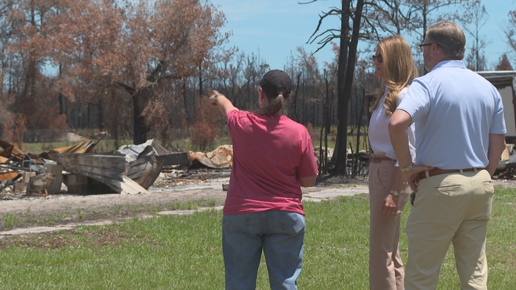 La Administración de Pequeñas Empresas recorre los daños causados ​​por el incendio de la autopista 82