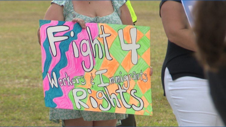 La manifestación del «Primero de Mayo» de Jacksonville destaca los derechos laborales, la desigualdad económica y los problemas de inmigración en EE.UU.