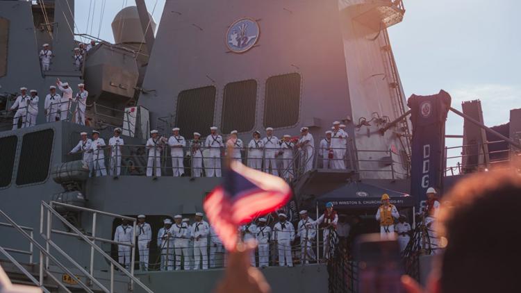 Los marineros regresan a la Estación Naval de Mayport después de 11 meses de despliegue a bordo del USS Winston Churchill