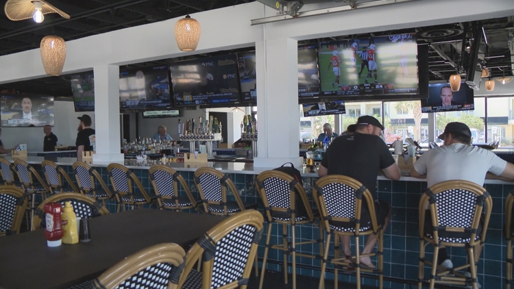 Jacksonville Beach considera un programa piloto para ampliar bares y restaurantes para los juegos de los Jaguars