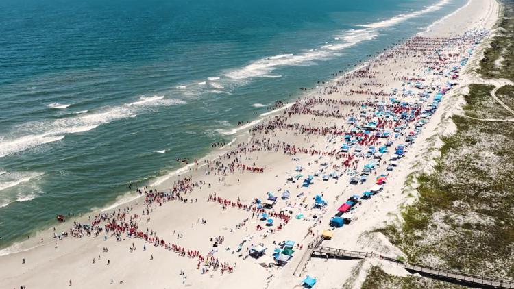 Más de 2500 personas se bautizaron durante el bautismo anual en la playa en el Hanna Park de Jacksonville