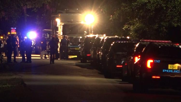 Oficiales de la JSO disparan a un hombre armado acusado de mantener como rehenes a una mujer y un bebé