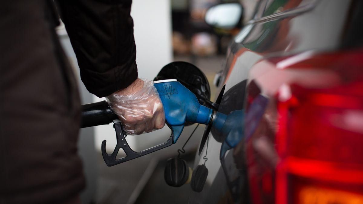 BAJA EL PRECIO DE LA GASOLINA EN FLORIDA, PERO CONDUCTORES SIGUEN PAGANDO MÁS