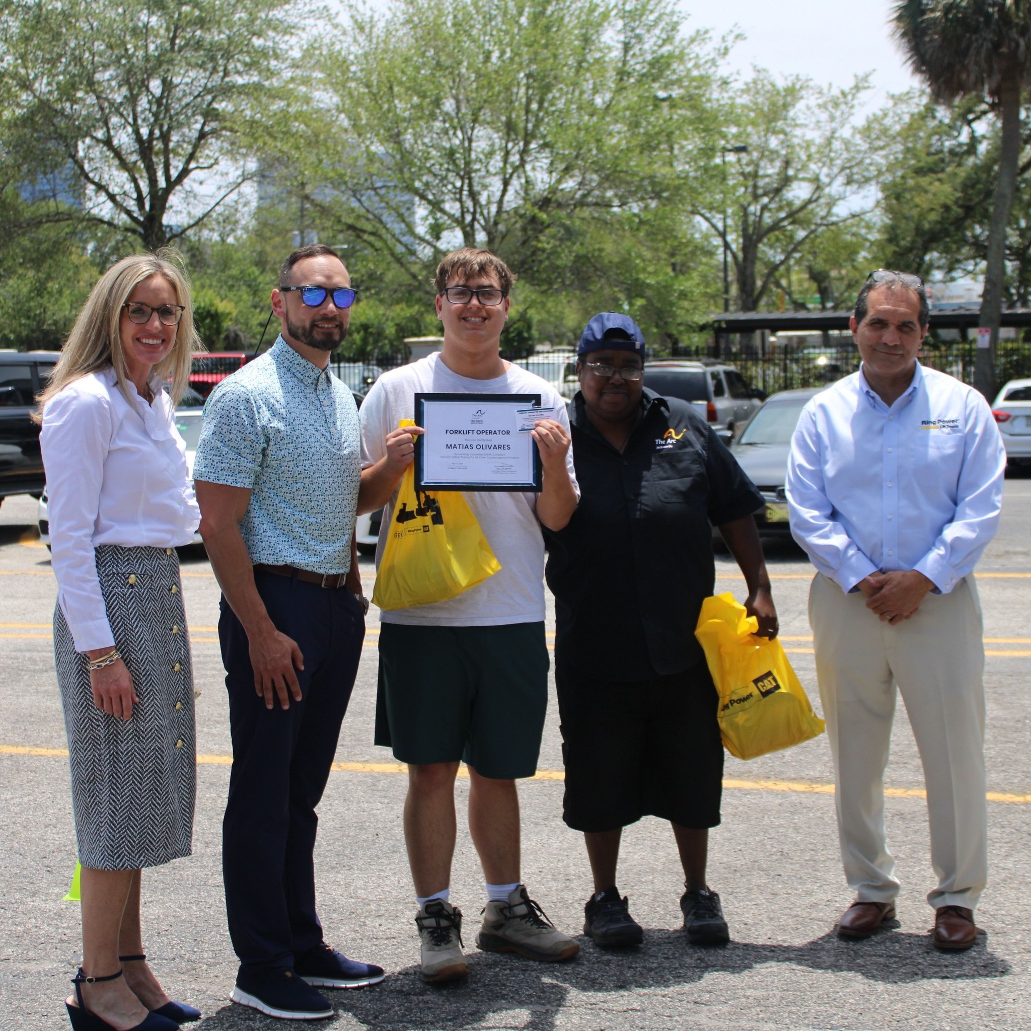 JOVEN DE THE ARC JACKSONVILLE LOGRA HISTÓRICA CERTIFICACIÓN OSHA DE MONTACARGAS