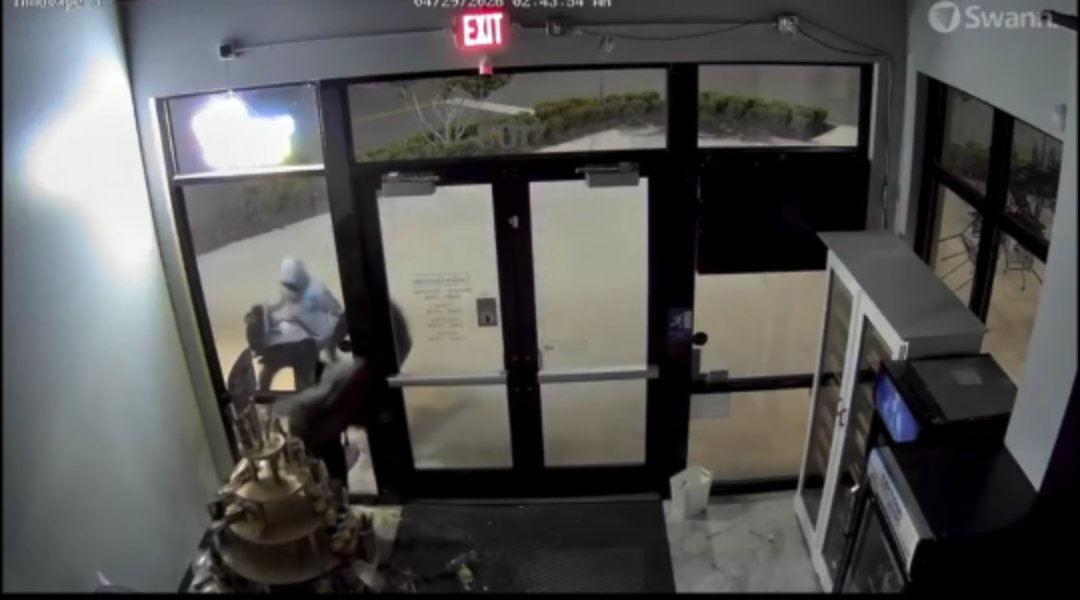 ESCENA DE PELÍCULA EN ST. JOHNS: CAE BANDA DE JÓVENES TRAS VIOLENTO ROBO ARMADO A TIENDA DE VAPEADORES