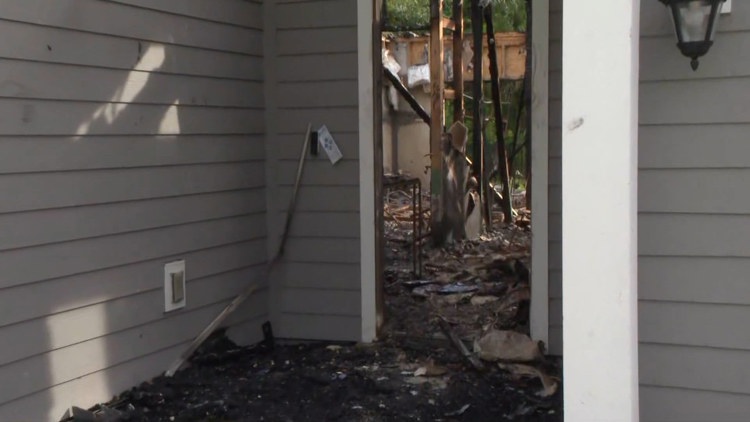 ‘Es desgarrador’: el propietario de una casa de Jacksonville comparte su dolor después de que un incendio destruyera su casa e hiriera a dos bomberos