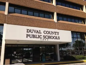 CANDIDATOS A LA JUNTA ESCOLAR DE DUVAL SE ENFRENTARÁN EN FORO PÚBLICO