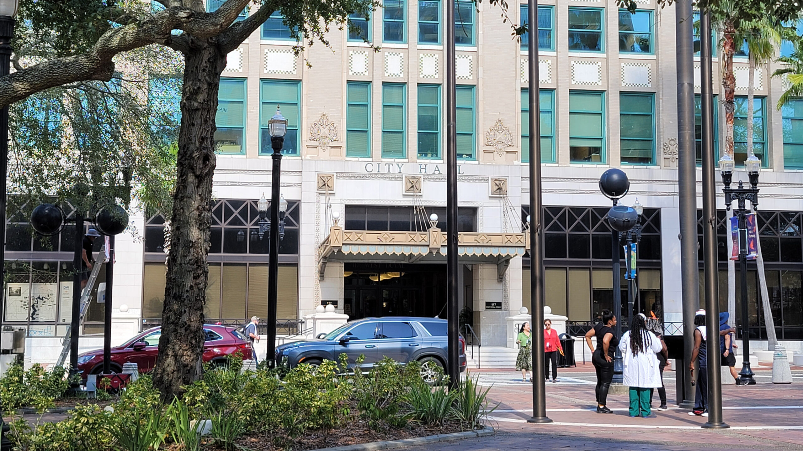 Tensión en el Concejo de Jacksonville: Retrasan votación de impuesto clave destinado al aumento salarial de maestros en el Condado de Duval