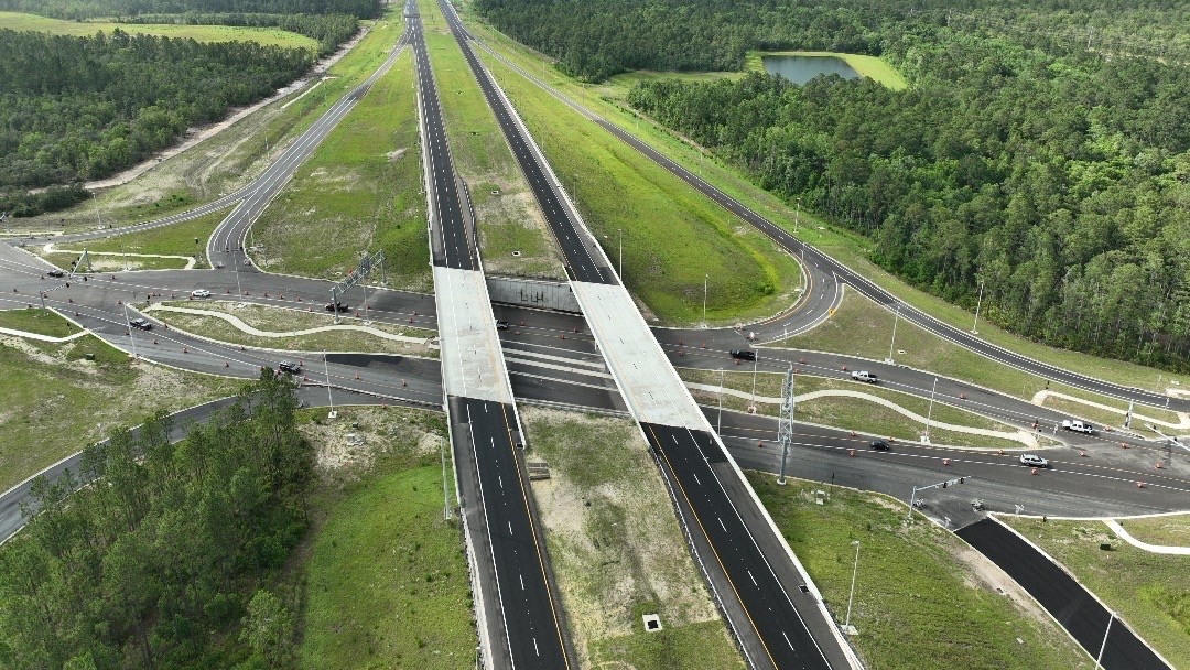 AUTOPISTA DE 1,800 MILLONES DE DÓLARES ESTÁ CAMBIANDO EL FUTURO DEL NORESTE DE FLORIDA