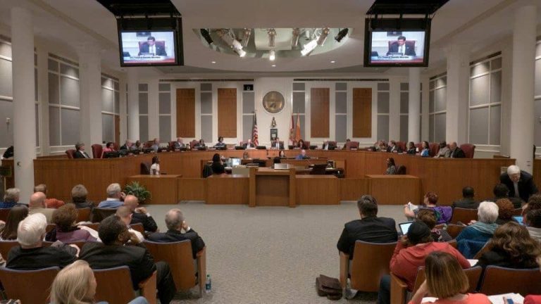 EL CONCEJO DE LA CIUDAD APRUEBA ENVIAR LA DECISIÓN DE RENOVACIÓN DE IMPUESTOS ESCOLARES A LOS VOTANTES