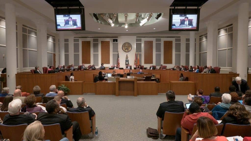 EL CONCEJO DE LA CIUDAD APRUEBA ENVIAR LA DECISIÓN DE RENOVACIÓN DE IMPUESTOS ESCOLARES A LOS VOTANTES