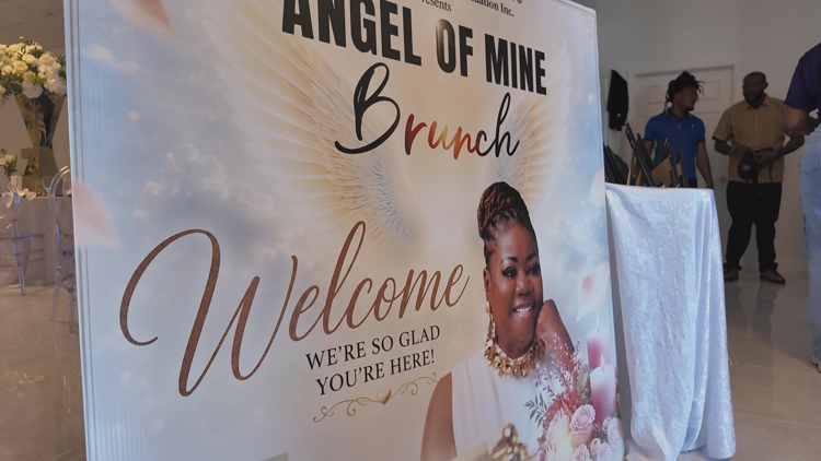 La madre de Trayvon Martin se une al brunch de Jacksonville para apoyar a las madres que lloran a sus hijos perdidos por la violencia