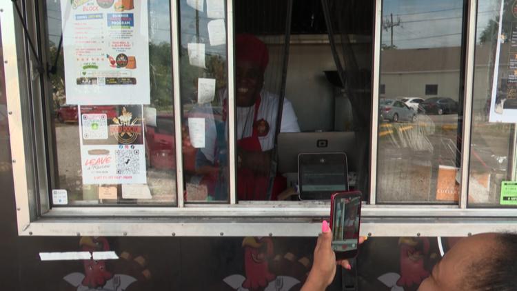El camión de comida de Jacksonville alimenta a los niños locales a través de un programa gratuito de almuerzos de verano con apoyo de la comunidad