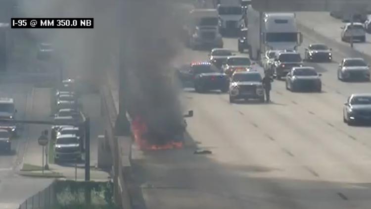 Incendio de vehículos provoca retrasos en el puente Fuller Warren