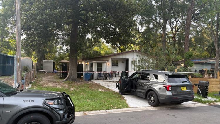 Un hueso encontrado cerca de una carretera lleva al descubrimiento de restos humanos detrás de una casa en Jacksonville